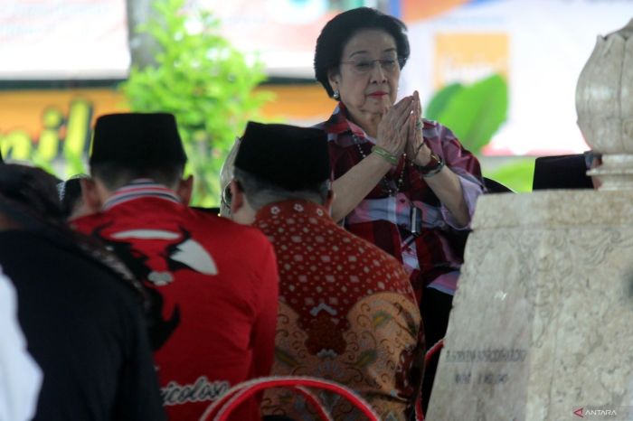 Momen khidmat megawati ziarah di makam korban pengepungan leningrad